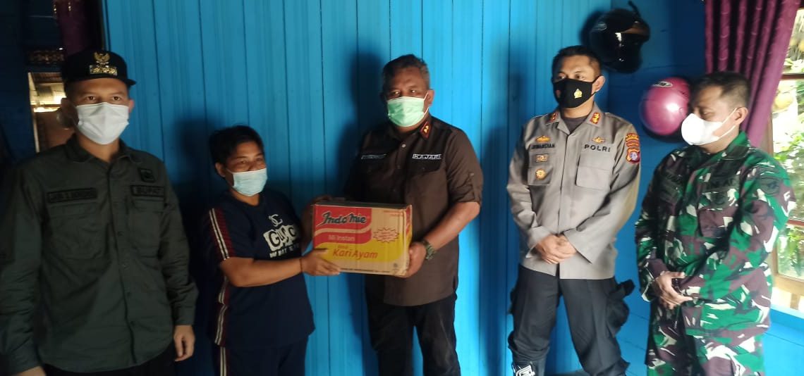 Kapolres Gunung Mas Bersama FKPD Kunjungi Warga Terdampak Banjir