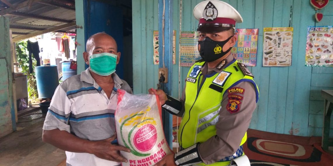 Peduli Ditengah Pandemi Covid-19, Personel Polres Bontang Bagikan Sembako kepada Warga Secara Door To Door