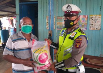Peduli Ditengah Pandemi Covid-19, Personel Polres Bontang Bagikan Sembako kepada Warga Secara Door To Door