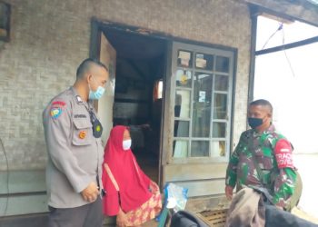 Polisi Bersama Babinsa Salurkan Bansos Beras Dimasa PPKM