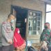 Polisi Bersama Babinsa Salurkan Bansos Beras Dimasa PPKM