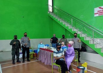 Polri Bersinergi Dengan Koramil Pantau Pelaksanaan Vaksinasi Merdeka