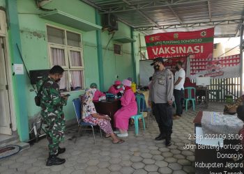 Polsek Donorojo Amankan Vaksinasi Sekaligus Berikan Himbaun Untuk Tetap Taat Prokes