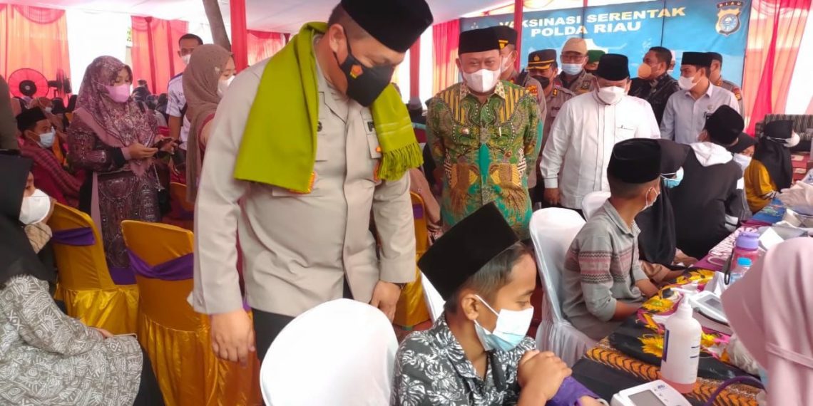 Peringati Hari Santri Nasional ke-4 di Ponpes Hidayatul Salafiyah, Polda Riau Gelar Vaksinasi Serentak