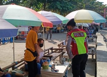 Polisi Hampiri Wisatawan di Pantai, Ingatkan Prokes dan Bagikan Masker