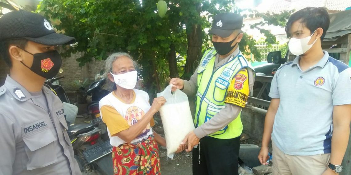 Polisi Peduli, Bagikan Bansos Paket Sembako kepadda Warga Kurang Mampu Dimasa PPKM