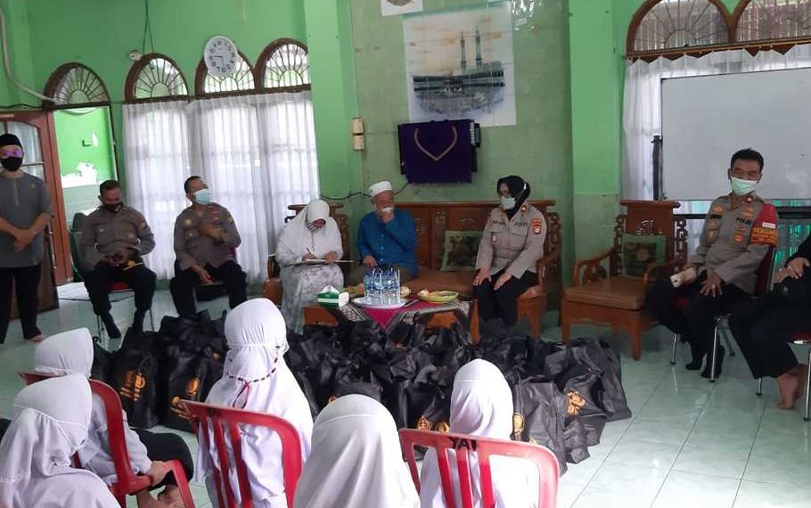 Polrestro Bekasi Kota Bagikan Sembako kepada Yatim Piatu Al Ikhlas