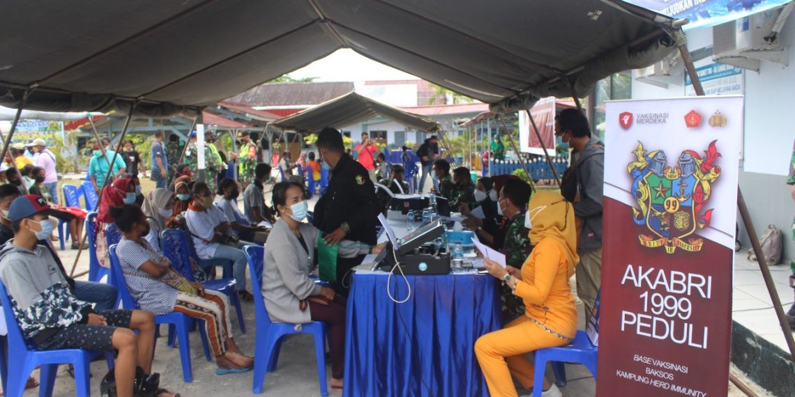 Sinergitas TNI-POLRI Gelar Vaksinasi Masal Di Kabupaten Biak Numfor 
