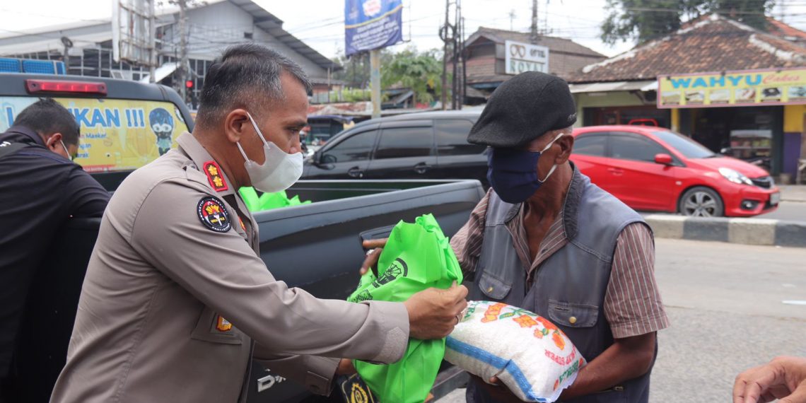 Tim Jumat Barokah Bidhumas Polda Banten Bagikan Paket Sembako Kepada Masyarakat Terdampak Pandemi