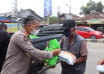 Tim Jumat Barokah Bidhumas Polda Banten Bagikan Paket Sembako Kepada Masyarakat Terdampak Pandemi