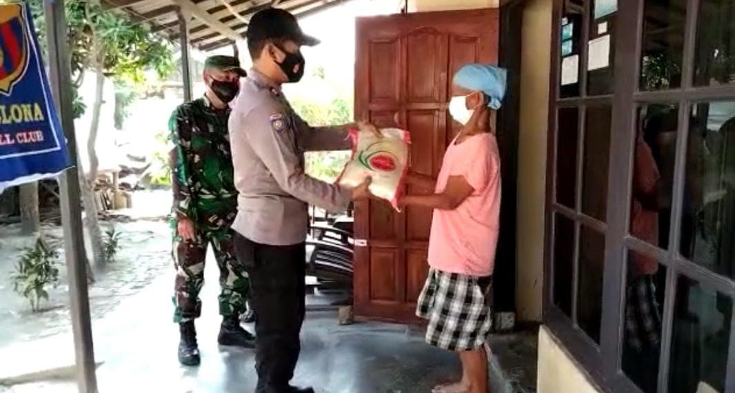 Warga Slum Area Desa Slangit Terima Bantuan 25 Bansos Paket Sembako Dari Polisi Ditengah PPKM