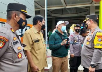 Kapolres Gresik Salurkan Bantuan ke Korban Banjir Kali Lamong