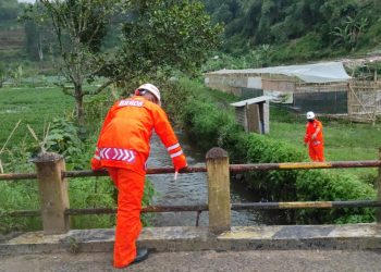 Antisipasi Luapan Air, Patroli SAR Brimob Jabar Cek Sungai Cikidang