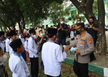 Upaya Memutus Rantai Penularan Covid-19, Kapolres Majalengka Bagikan Masker Kepada Santri
