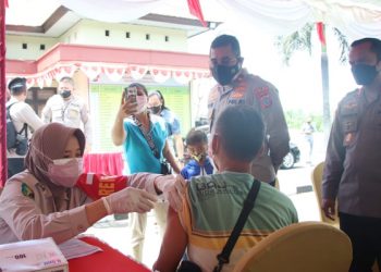 Wakapolda Sulut Tinjau Pelaksanaan Vaksinasi  dan Serahkan Paket Sembako di Minahasa Utara