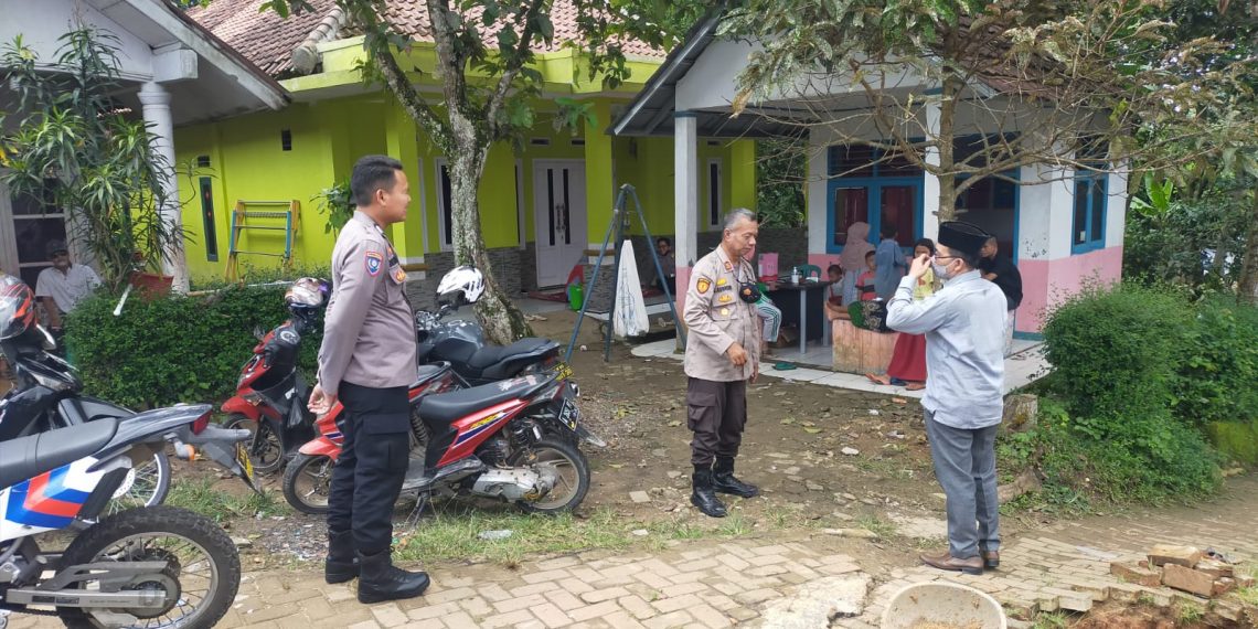 Kapolsek Cibadak Polres Lebak Sambangi Masyarakat Ajak Jaga Kondusifitas