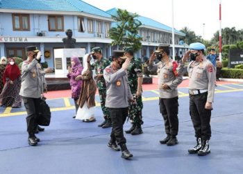 Terbang ke Lumajang, Kapolri Tinjau Langsung Korban Erupsi Gunung Semeru
