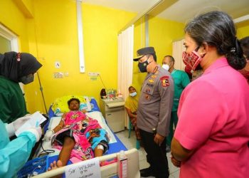 Tinjau Korban Erupsi Semeru, Kapolri Minta Jajarannya Beri Perhatian Khusus ke Lansia dan Ibu Hamil