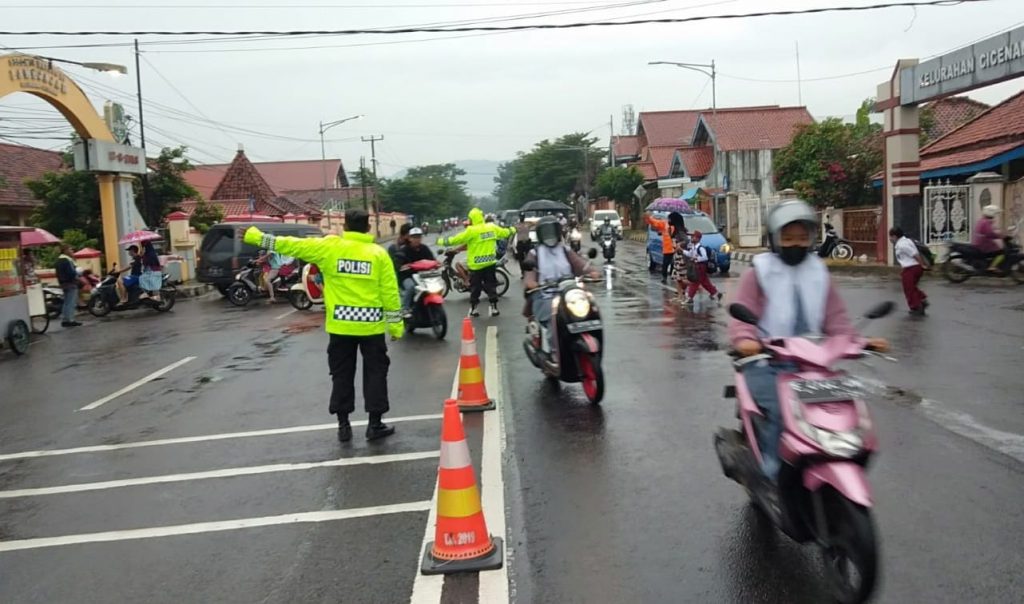 Sekalipun Hujan Rintik Polsek Cigasong Polres Majalengka Tetap Semangat Gatur Lalin