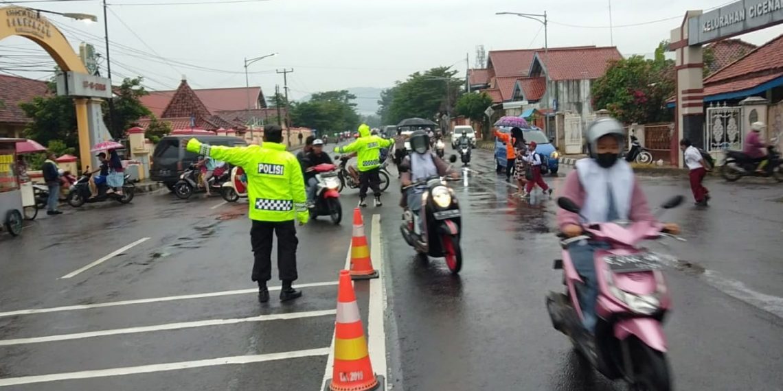 Sekalipun Hujan Rintik Polsek Cigasong Polres Majalengka Tetap Semangat Gatur Lalin