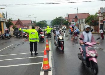 Sekalipun Hujan Rintik Polsek Cigasong Polres Majalengka Tetap Semangat Gatur Lalin
