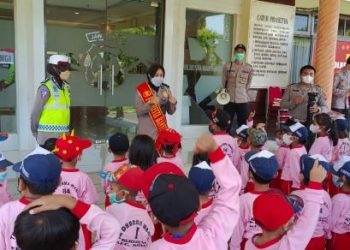 Satlantas Polresta Banyuwangi Edukasi Anak Disiplin Lalu Lintas melalui “Polisi Sahabat Anak”