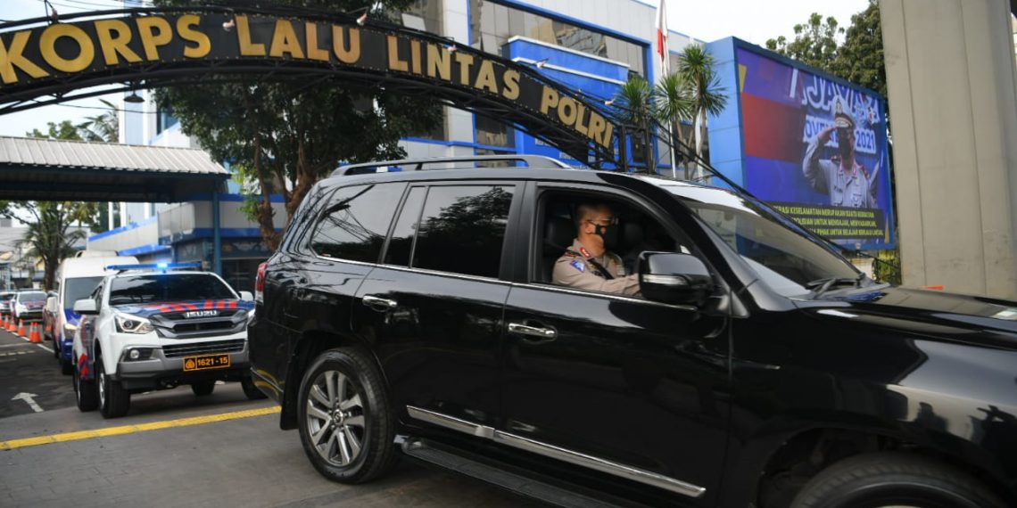 Kakorlantas) Polri Irjen Pol Firman Shantyabudi mengendarai mobil sendiri untuk mengecek jalur mudik secara langsung.