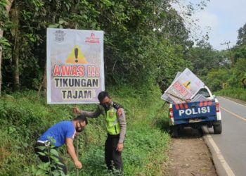 Satlantas Polres Bartim Pasang Spanduk Peringatan di Lokasi Rawan Laka