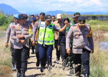 Kapolda Gorontalo Irjen Pol. Pudji Prasetijanto Hadi, turun langsung meninjau lokasi jatuhnya pesawat SAM Air di Randangan, Kabupaten Pohuwato