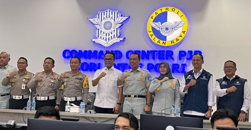 Kakorlantas Polri dan Wamen BUMN Pantau Arus Libur Nataru di Command Center KM 29 Jakarta-Cikampek