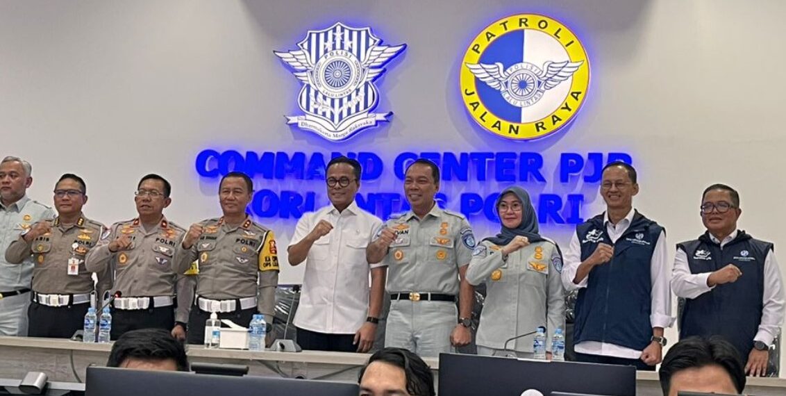 Kakorlantas Polri dan Wamen BUMN Pantau Arus Libur Nataru di Command Center KM 29 Jakarta-Cikampek
