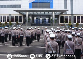 Kepala Korps Lalu Lintas (Kakorlantas) Polri Irjen Pol Aan Suhanan memimpin apel pagi di Lapangan Gedung NTMC Korlantas Polri, Cawang, Jakarta, Kamis (19/12/2024)