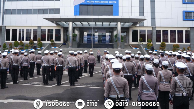 Kepala Korps Lalu Lintas (Kakorlantas) Polri Irjen Pol Aan Suhanan memimpin apel pagi di Lapangan Gedung NTMC Korlantas Polri, Cawang, Jakarta, Kamis (19/12/2024)