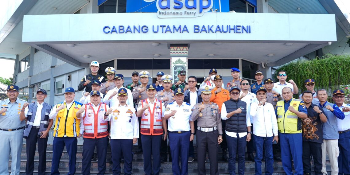 Wakil Menteri Perhubungan (Wamenhub) Suntana didampingi Kakorlantas Polri Irjen Pol Aan Suhanan meninjau Pelabuhan Bakauheni, Pelabuhan Bandar Bakau Jaya (BBJ) Muara Pilu, dan Pelabuhan Wika Beton, di Lampung, Jumat (13/12/2024).