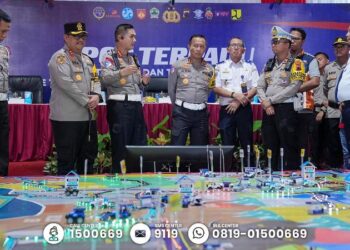 Wakil Menteri Perhubungan (Wamenhub) RI, Suntana, bersama Kepala Korps Lalu Lintas (Kakorlantas) Polri, Irjen Pol Aan Suhanan, melanjutkan peninjauan ke Pos Terpadu Gerbang Tol Pejagan, Polres Brebes, Jawa Tengah, pada Minggu (29/12/2024).