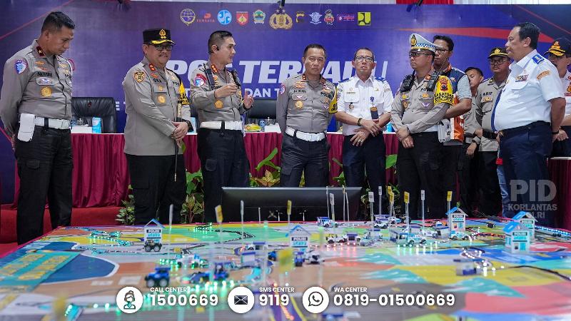 Wakil Menteri Perhubungan (Wamenhub) RI, Suntana, bersama Kepala Korps Lalu Lintas (Kakorlantas) Polri, Irjen Pol Aan Suhanan, melanjutkan peninjauan ke Pos Terpadu Gerbang Tol Pejagan, Polres Brebes, Jawa Tengah, pada Minggu (29/12/2024).