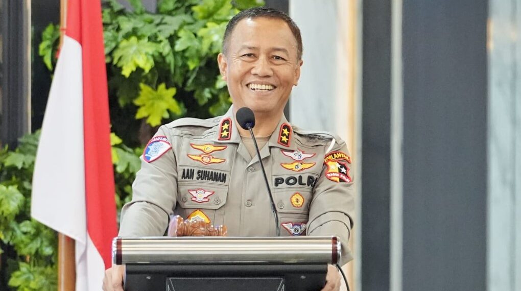 Korlantas Polri mengadakan Tactical Floor Game (TFG) sebagai upaya memastikan kesiapan Operasi Lilin 2024. Acara ini dipimpin langsung oleh Kakorlantas Polri, Irjen Pol Aan Suhanan, dan berlangsung di Aula Madellu Korlantas pada Sabtu (14/12/2024)