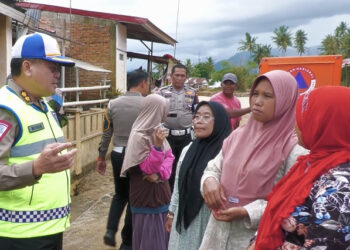 Bantuan Kemanusiaan Korlantas Polri Ringankan Beban Warga Terdampak Bencana di Sumbar