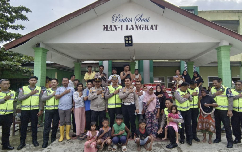 Korlantas Polri salurkan bantuan korban banjir di Langkat