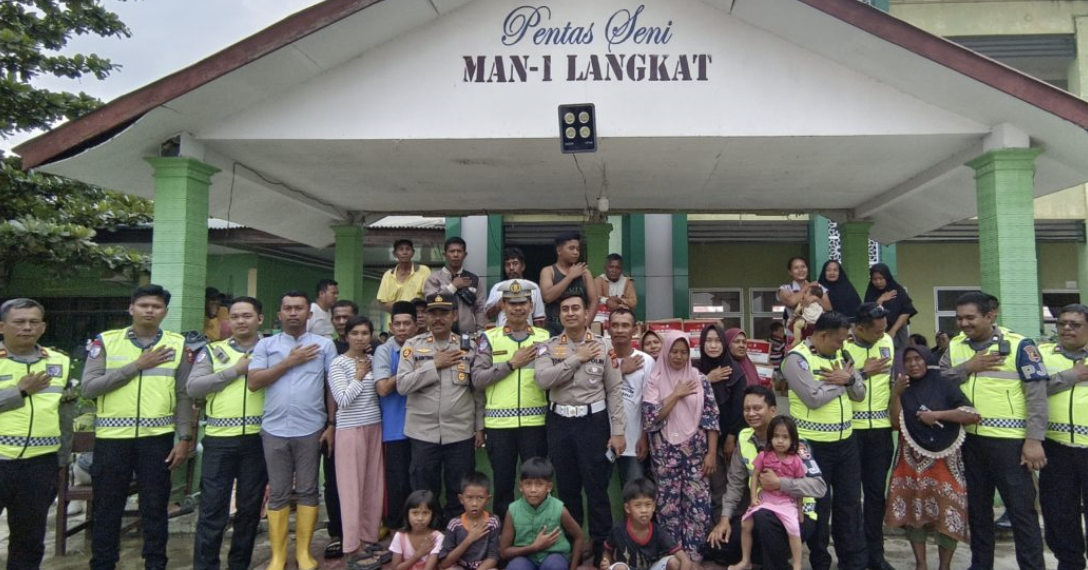 Korlantas Polri salurkan bantuan korban banjir di Langkat