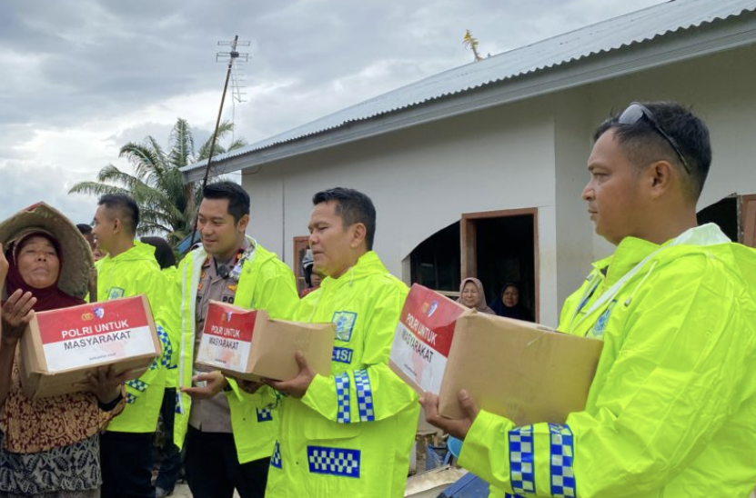 Korlantas Polri salurkan bantuan korban banjir Aceh Tamiang