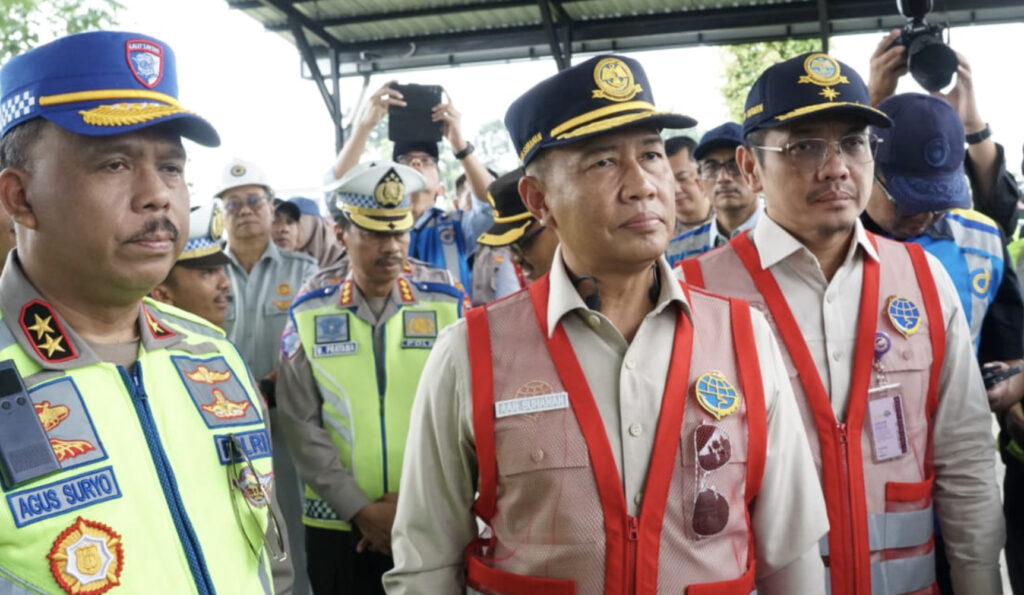 Direktur Jenderal Perhubungan Darat, Aan Suhanan bersama Dirut PT Jasa Marga, Kakorlantas Polri, dan Dirut Jasa Raharja meninjau kesiapan proyek Tol Yogyakarta-Bawen dan proyek Tol Solo-Yogyakarta