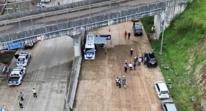 Andalkan Teknologi, ETLE Drone Patrol Presisi Korlantas Pantau Tol Fungsional Bocimi Jakarta - Korps Lalu Lintas (Korlantas) Polri mengintensifkan pemantauan arus kendaraan di ruas tol fungsional Bogor-Ciawi-Sukabumi (Bocimi) jelang Operasi Ketupat 2026. Pemantauan arus mengandalkan teknologi dengan mengoptimalkan pemanfaatan ETLE Drone Patrol Presisi. Langkah ini merupakan bagian dari strategi penguatan manajemen lalu lintas berbasis teknologi modern guna memastikan distribusi kendaraan berjalan aman, lancar, dan terkendali pada jalur strategis yang menghubungkan kawasan Bogor hingga Sukabumi. Ruas Jalan Tol Bocimi memiliki posisi vital sebagai koridor alternatif selain jalur arteri nasional. Kehadiran tol ini tidak hanya mempercepat konektivitas antarwilayah, tetapi juga berperan penting dalam mendukung mobilitas masyarakat, distribusi logistik, serta pertumbuhan aktivitas ekonomi di wilayah Jawa Barat bagian selatan. Kegiatan pemantauan dilaksanakan atas arahan Kakorlantas Polri Irjen Agus Suryonugroho, dengan koordinasi Dirgakkum Korlantas Polri Brigjen Faizal serta dukungan teknis Kasubdit Dakgar Ditgakkum Korlantas Polri Kombes Dwi Sumrahadi Rakhmanto. Sinergitas ini memastikan monitoring berlangsung sistematis, presisi, serta terintegrasi dalam sistem informasi lalu lintas nasional. Melalui penerbangan ETLE Drone Patrol Presisi di sepanjang segmen tol fungsional, petugas memperoleh gambaran visual secara menyeluruh mengenai kondisi arus kendaraan. Pemantauan dilakukan untuk mengidentifikasi volume lalu lintas, kecepatan rata-rata kendaraan, kepadatan di titik-titik krusial seperti simpang susun (interchange), titik pertemuan jalur (merging), hingga akses keluar dan masuk tol. Perspektif udara memungkinkan pemetaan kondisi secara real time dengan cakupan luas yang tidak dapat dijangkau secara optimal melalui pemantauan darat. Selain mengamati pergerakan kendaraan, kegiatan ini juga mencakup evaluasi terhadap kesiapan infrastruktur pendukung di jalur fungsional. Hal tersebut meliputi penempatan rambu sementara, pengamanan pembatas jalan (barrier), kondisi marka, pencahayaan, hingga kesiapan rest area atau titik pemberhentian darurat. Seluruh elemen tersebut menjadi bagian penting dalam memastikan jalur fungsional dapat dimanfaatkan secara optimal dan aman oleh masyarakat. Data visual dan informasi lapangan yang dihimpun melalui ETLE Drone Patrol Presisi selanjutnya dianalisis sebagai dasar perencanaan manajemen arus lalu lintas. Dengan dukungan teknologi ini, potensi perlambatan atau penumpukan kendaraan dapat terdeteksi lebih dini sehingga langkah antisipatif dapat disiapkan secara cepat dan tepat apabila dibutuhkan. Pendekatan berbasis udara ini juga memperkuat sistem monitoring yang adaptif terhadap perubahan situasi di lapangan. Dinamika arus kendaraan yang fluktuatif, terutama pada akhir pekan atau periode peningkatan mobilitas, dapat dipetakan secara komprehensif sehingga distribusi arus antara jalur tol dan arteri tetap seimbang. Optimalisasi pemantauan di ruas Tol Bocimi menegaskan komitmen Korlantas Polri dalam mendorong transformasi digital di bidang lalu lintas. ETLE Drone Patrol Presisi bukan hanya menjadi perangkat teknologi, tetapi juga instrumen strategis dalam menghadirkan sistem monitoring modern yang profesional, transparan, dan berbasis data.