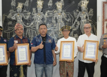 Kakorlantas Beri Penghargaan ke Tokoh Komunitas Bali, Sinergi Jaga Kelancaran Lalin, Penyerahan piagam penghargaan tersebut berlangsung di Bandara I Gusti Ngurah Rai, Bali, Senin (20/4/2026