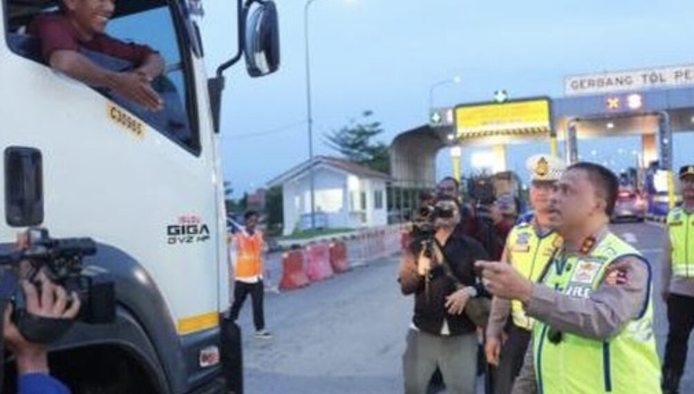Kakorlantas Patroli di Tol Trans Jawa Demi Urai Kepadatan Arus Balik
