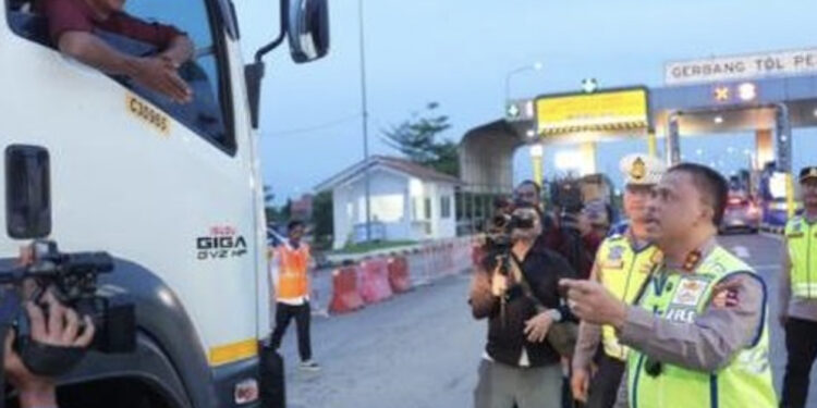 Kakorlantas Patroli di Tol Trans Jawa Demi Urai Kepadatan Arus Balik