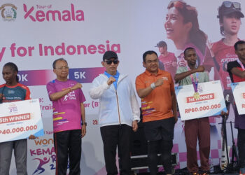 Kapolri Listyo Sigit dan Tedi Bharata Beri Penghargaan bagi Pelari