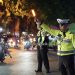 polantas atur jalan raya di malam hari