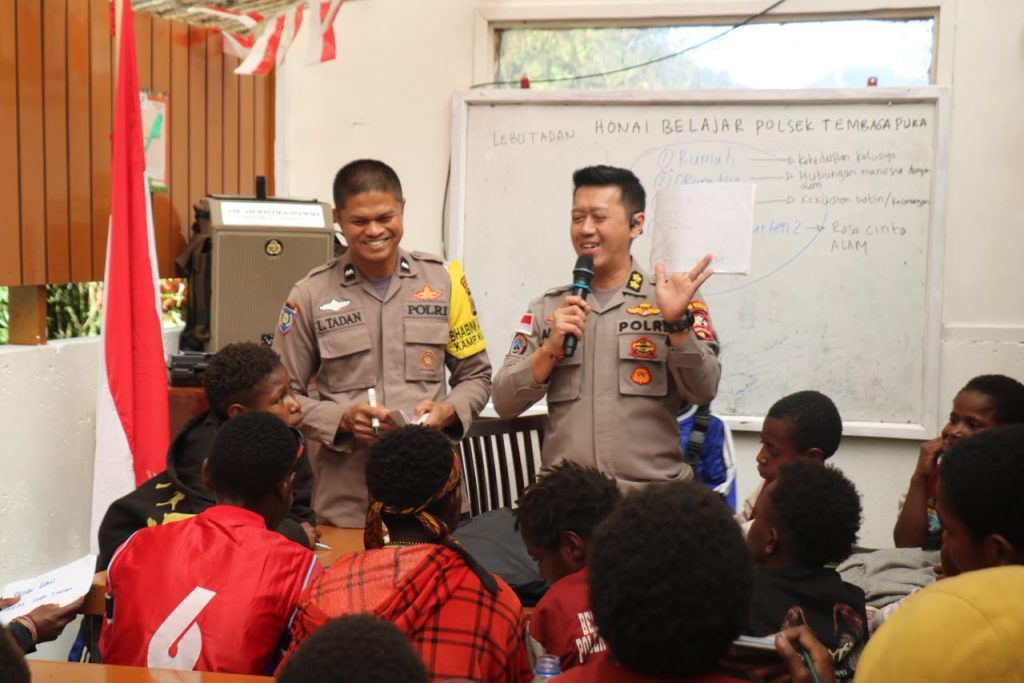 Semarak HUT Bhayangkara ke-80, Polsek Tembagapura dan Satgas Damai Cartenz Bagikan Sembako dan Perkuat Kepercayaan Masyarakat Lewat Kegiatan Humanis