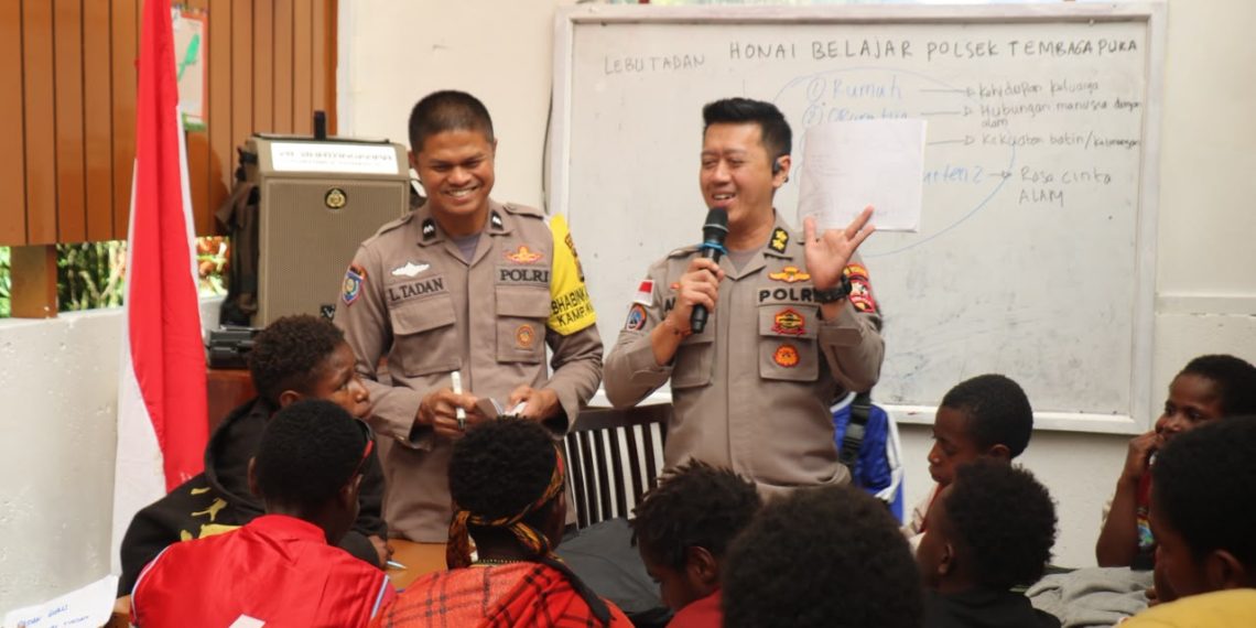Semarak HUT Bhayangkara ke-80, Polsek Tembagapura dan Satgas Damai Cartenz Bagikan Sembako dan Perkuat Kepercayaan Masyarakat Lewat Kegiatan Humanis